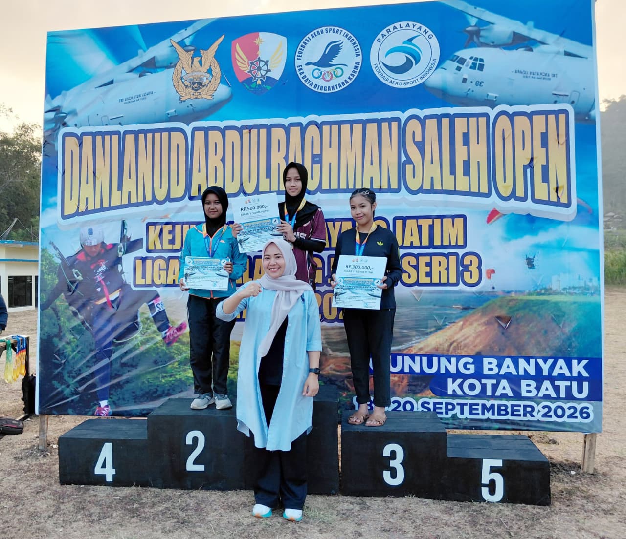 Usia 13 Tahun, Santriwati Tebuireng Shanum Raih Juara 1 Paralayang Jatim 2026
