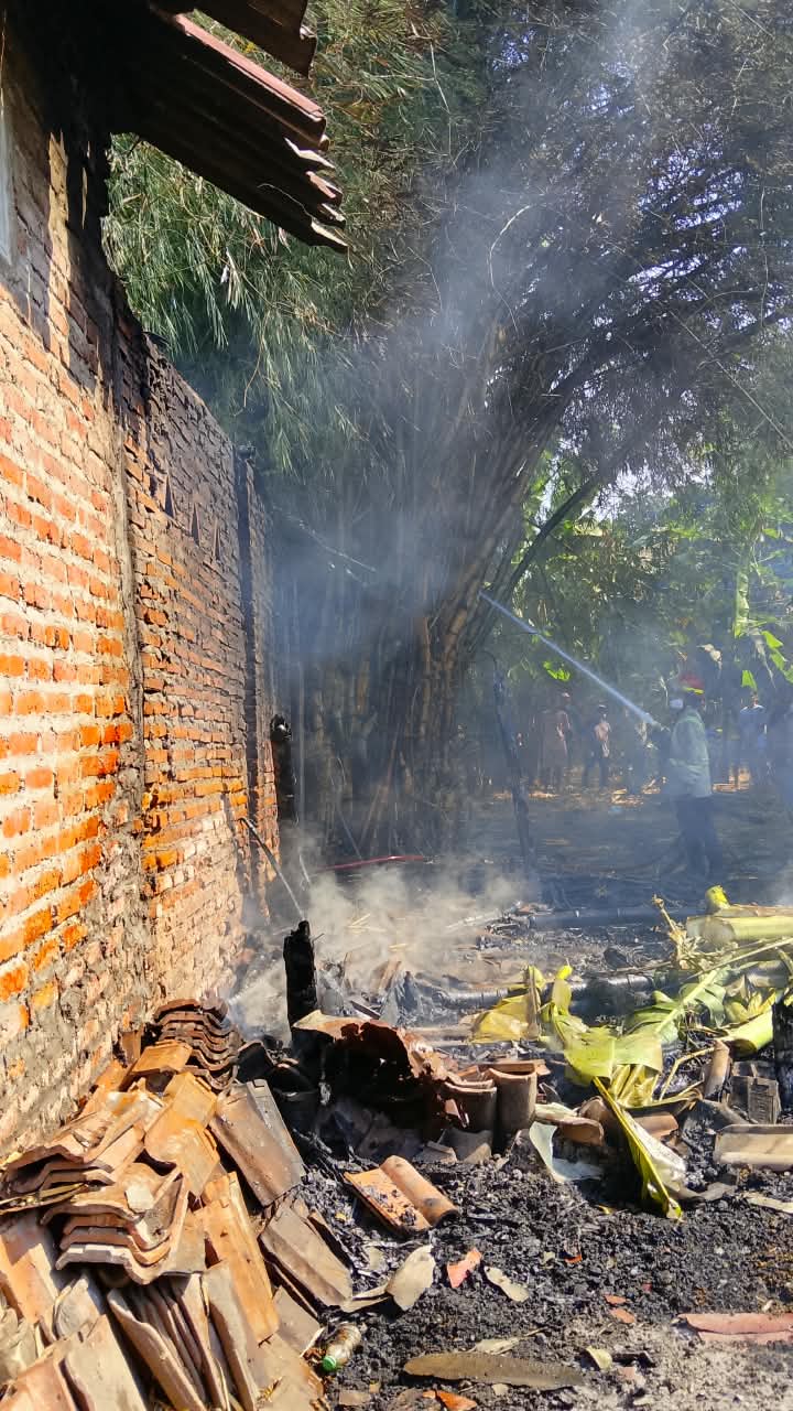 Kebakaran Hanguskan Dapur dan Kandang Sapi di Mojoagung Jombang, Kerugian Rp25 Juta