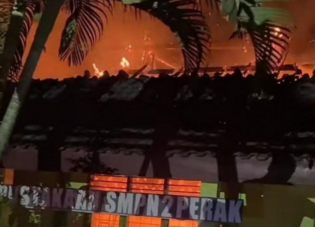 Atap SMPN 2 Perak Terbakar, Perpustakaan dan Ruang BK Ludes Dilalap Jago Merah