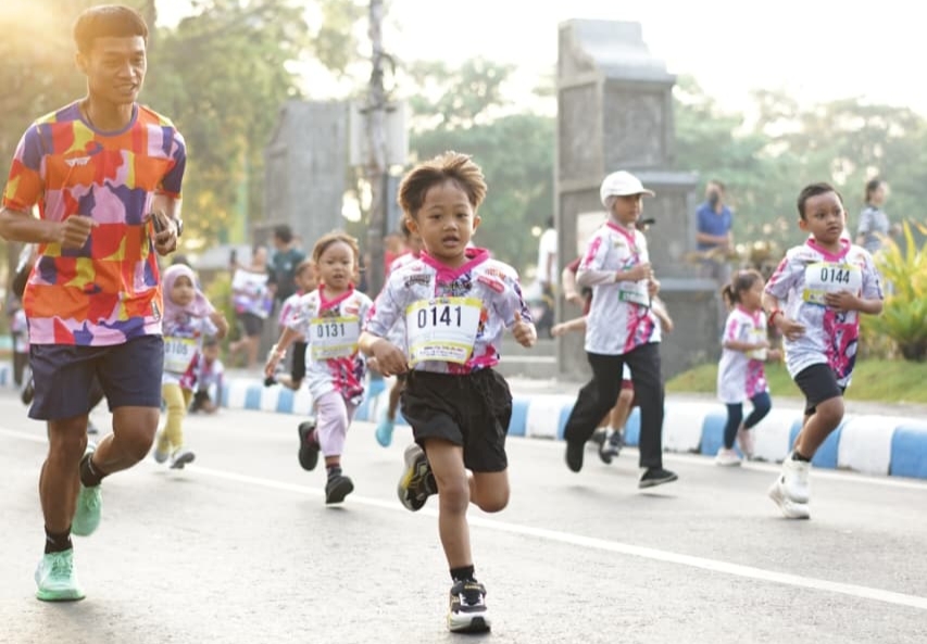 Pelari Ramaikan Gema Play Run di Jombang, Sambil Pungut Sampah Plastik