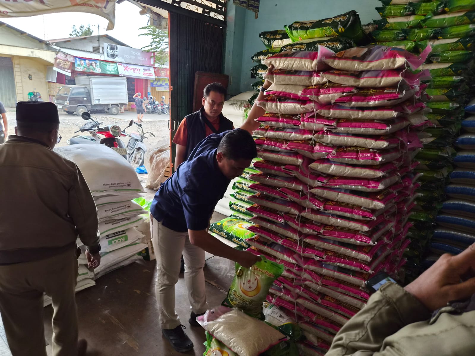Satgas Pangan Polres Batu Pantau Stok dan Harga Beras di Pasar Among Tani