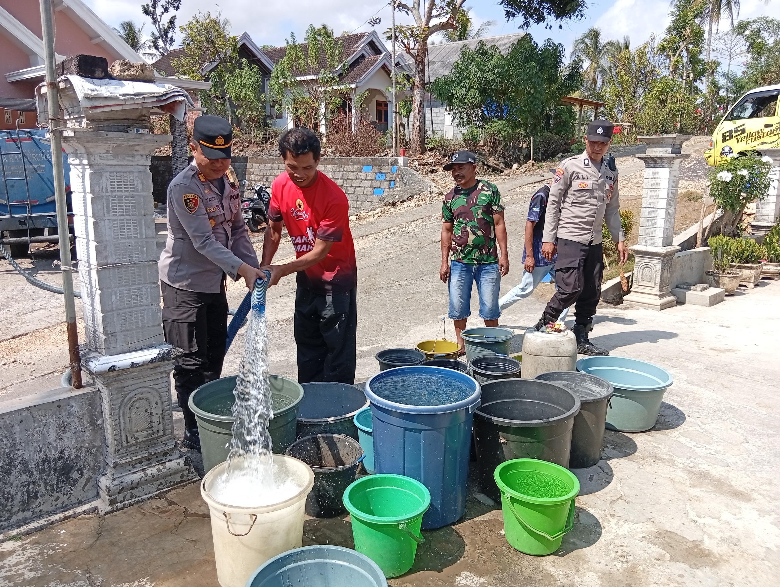 Polres Malang Distribusikan 4.000 Liter Air Bersih untuk Warga Bantur