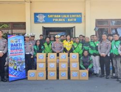 HUT Lalu Lintas ke-71, Satlantas Polres Batu Bagikan Bingkisan untuk Driver Ojol