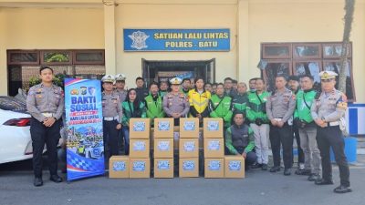 HUT Lalu Lintas ke-71, Satlantas Polres Batu Bagikan Bingkisan untuk Driver Ojol