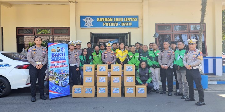 HUT Lalu Lintas ke-71, Satlantas Polres Batu Bagikan Bingkisan untuk Driver Ojol