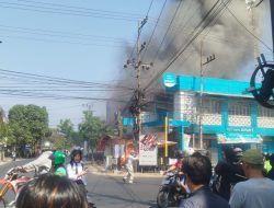 Kebakaran Hanguskan Tiga Ruko di Jalan Galunggung Malang, Satu Orang Meninggal