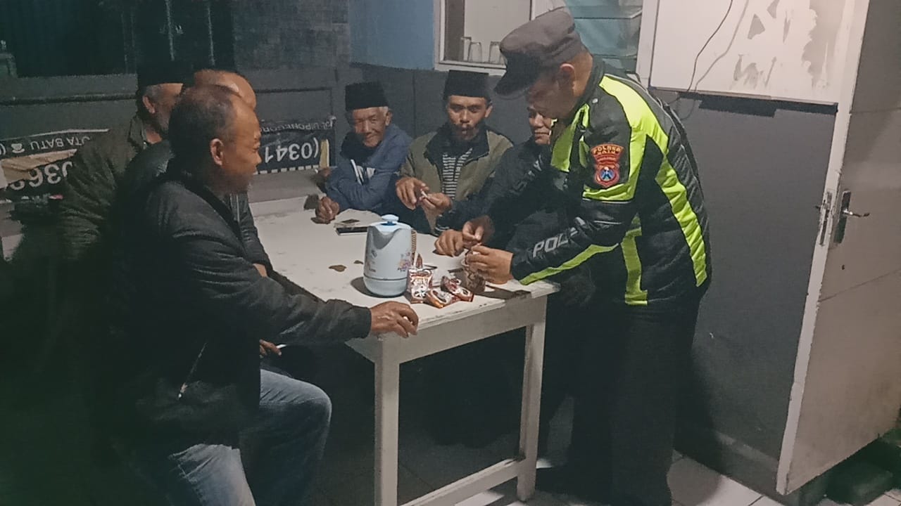 Kopling Binmas, Cara Unik Bhabinkamtibmas Tulungrejo Dekati Warga Sambil Ngopi