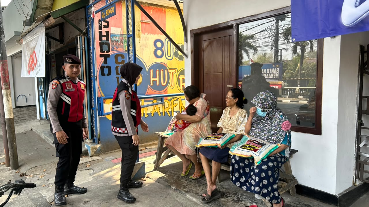 Patroli Presisi Polres Malang Sapa Warga, Bagikan Sembako dan Kenalkan Layanan 110