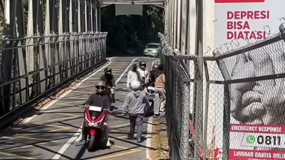 Viral! Pria Diduga Hendak Akhiri Hidup di Jembatan Cangar, Diselamatkan Pengendara