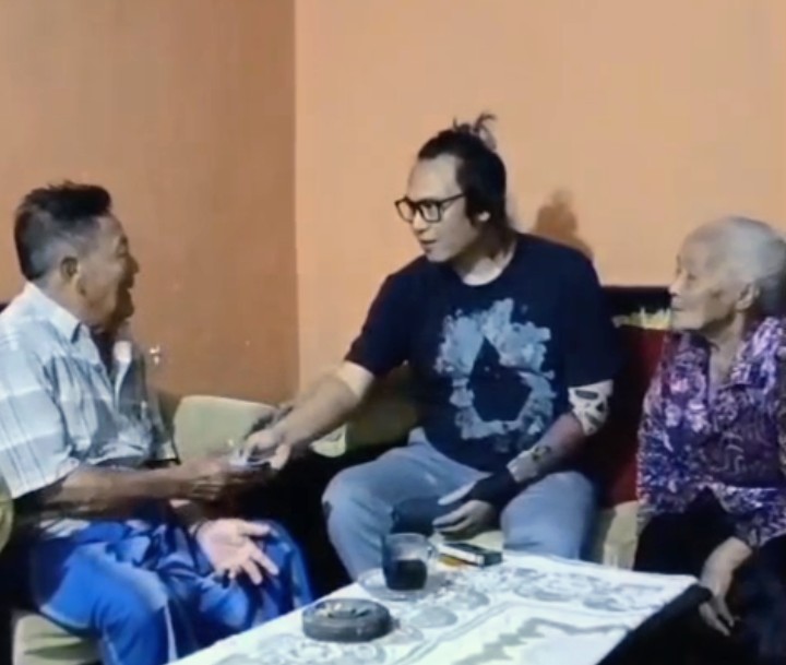 Motor Digondol, Pedagang Es Krim Lansia di Batu Kebanjiran Simpati