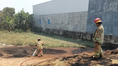 Diduga Dipicu Puntung Rokok, Tumpukan Sekam Padi di Grogol Terbakar