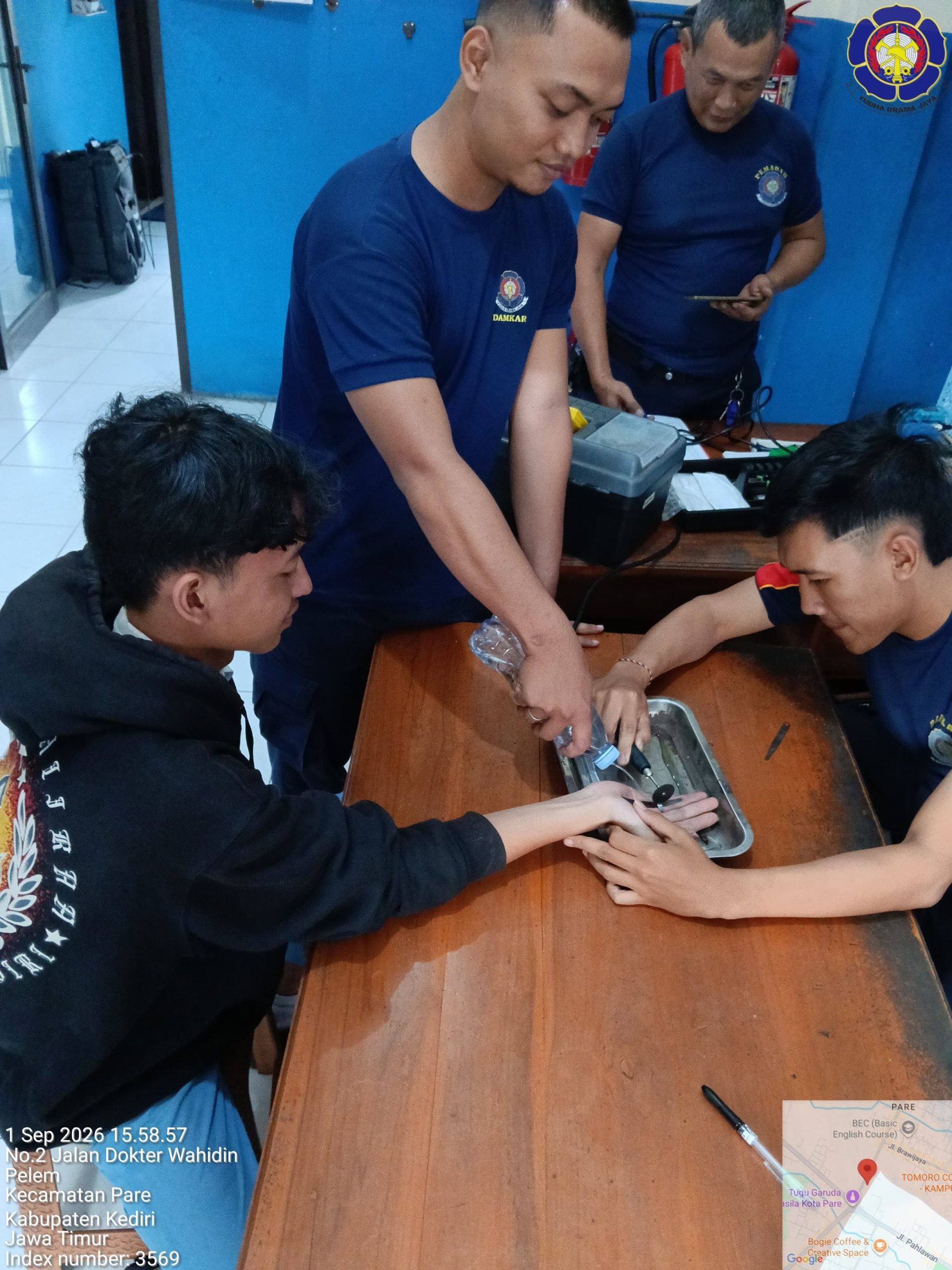 Jari Manis Bengkak Terjepit Cincin, Damkar Pare Lakukan Evakuasi
