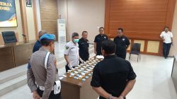 Pastikan Bebas Narkoba, Personel Satresnarkoba Polres Kediri Jalani Tes Urine