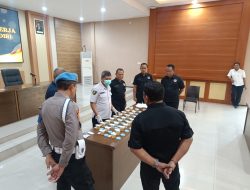 Pastikan Bebas Narkoba, Personel Satresnarkoba Polres Kediri Jalani Tes Urine
