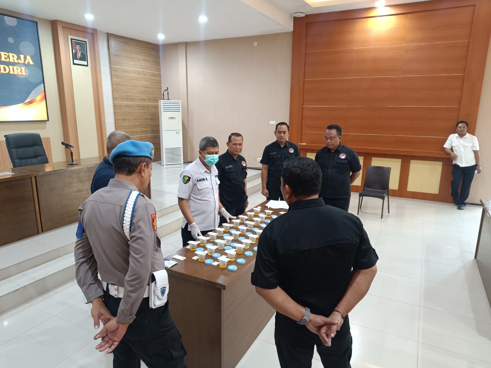 Pastikan Bebas Narkoba, Personel Satresnarkoba Polres Kediri Jalani Tes Urine