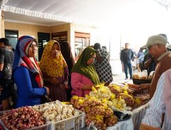 Pasar Murah Pemkab Kediri Diserbu Warga Bangsongan, 200 Paket Souvenir Dibagikan