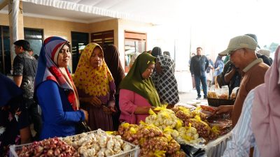 Pasar Murah Pemkab Kediri Diserbu Warga Bangsongan, 200 Paket Souvenir Dibagikan
