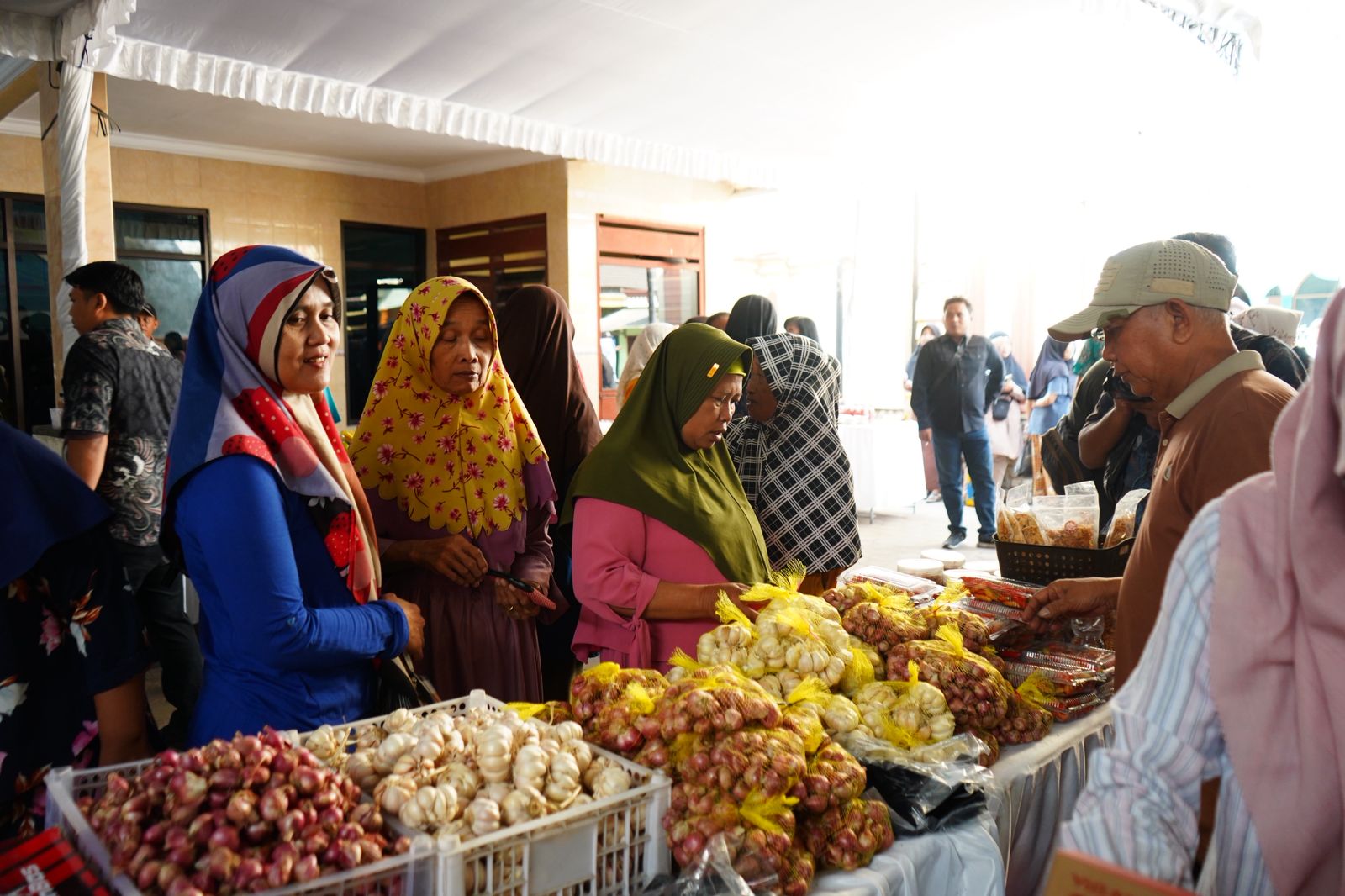 Pasar Murah Pemkab Kediri Diserbu Warga Bangsongan, 200 Paket Souvenir Dibagikan