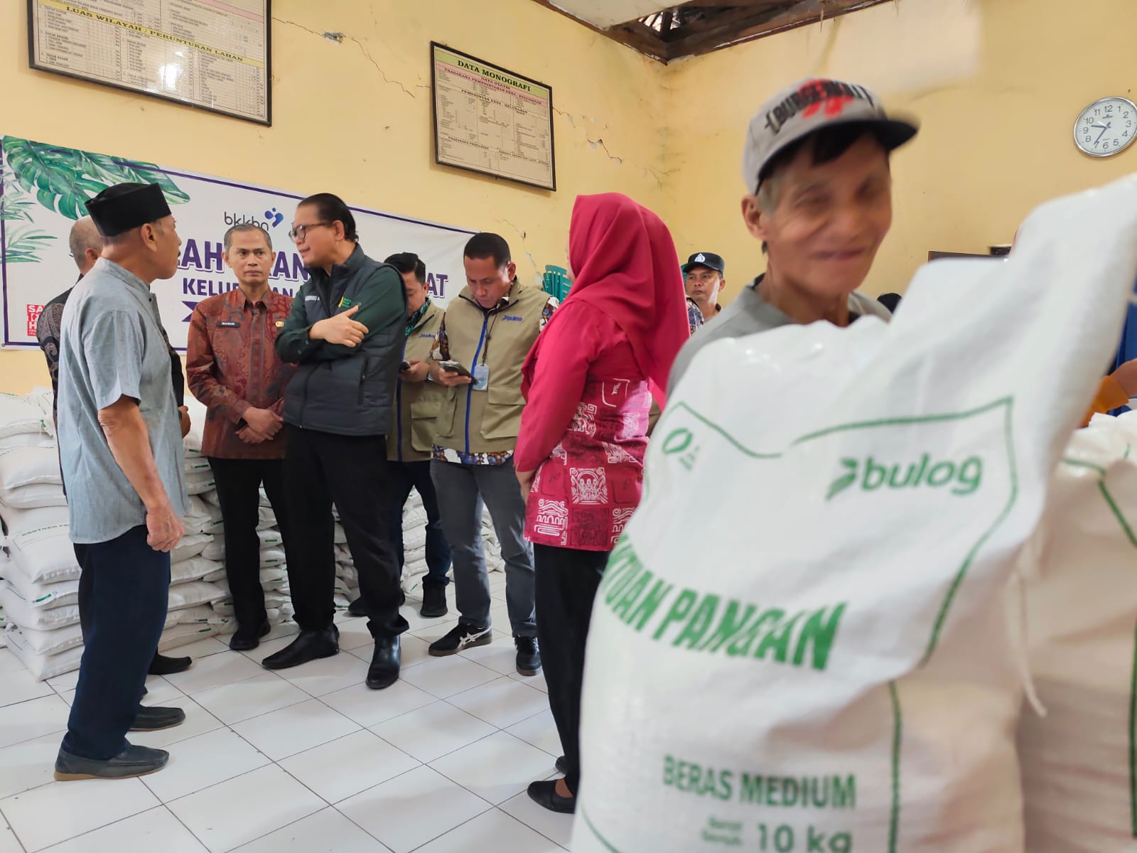 Bapanas Pantau Penyaluran Bantuan Beras di Ponorogo, 107 Warga Jingglong Terima Bantuan