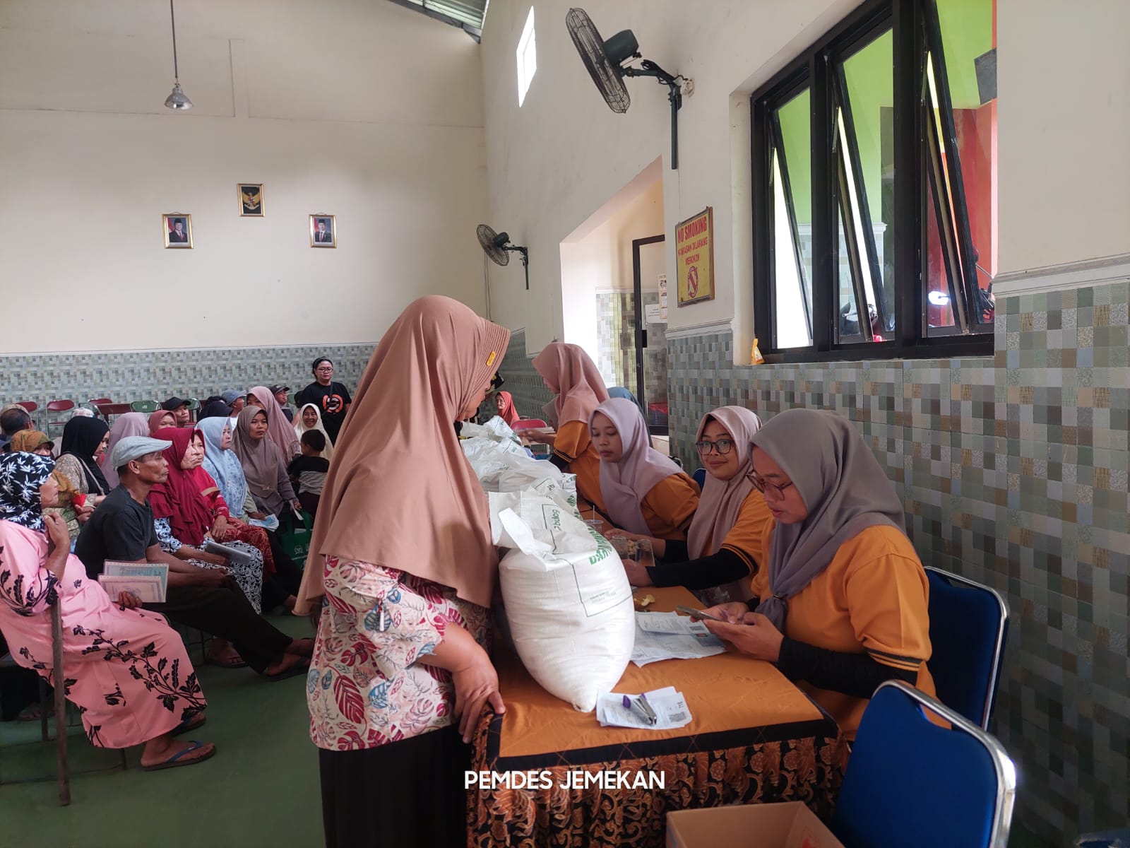 Sebanyak 97 KPM Desa Jemekan Kediri Terima Bantuan Beras untuk Tiga Bulan