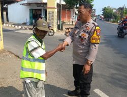 Polsek Pace Bagikan Rompi untuk Sukarelawan Penyeberang Jalan, Ini Tujuannya