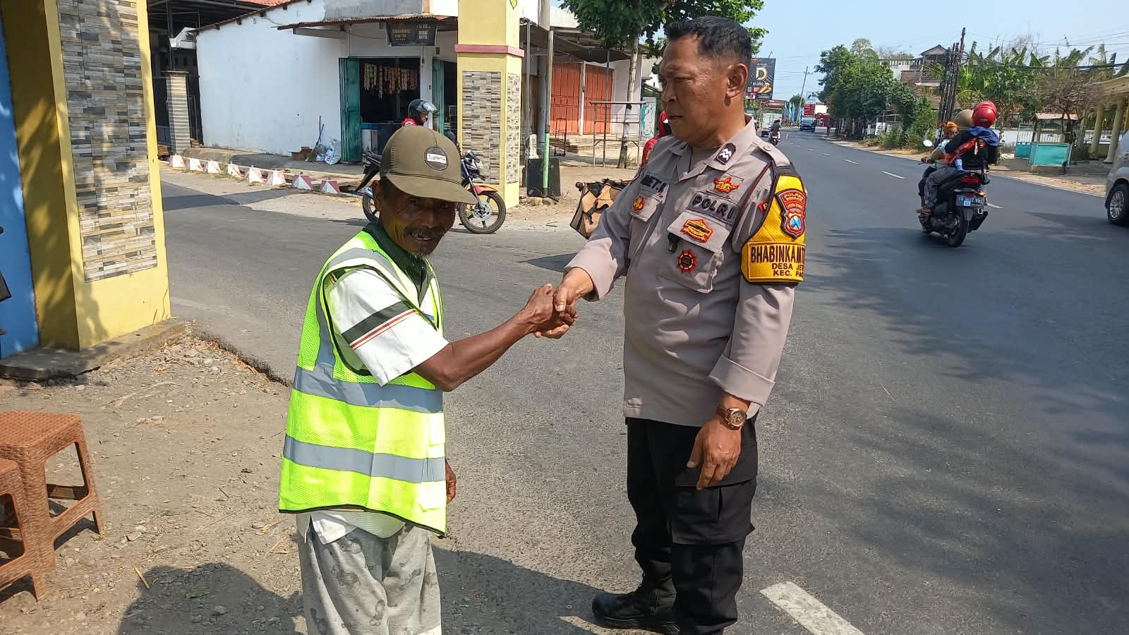 Polsek Pace Bagikan Rompi untuk Sukarelawan Penyeberang Jalan, Ini Tujuannya