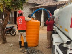 PMI Kabupaten Kediri Salurkan Air Bersih ke Wilayah Rawan Kekeringan di Mojo