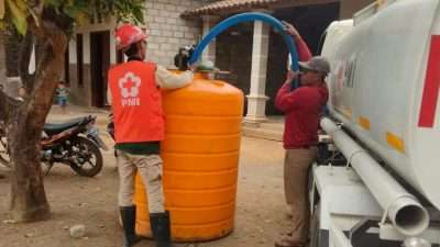 PMI Kabupaten Kediri Salurkan Air Bersih ke Wilayah Rawan Kekeringan di Mojo