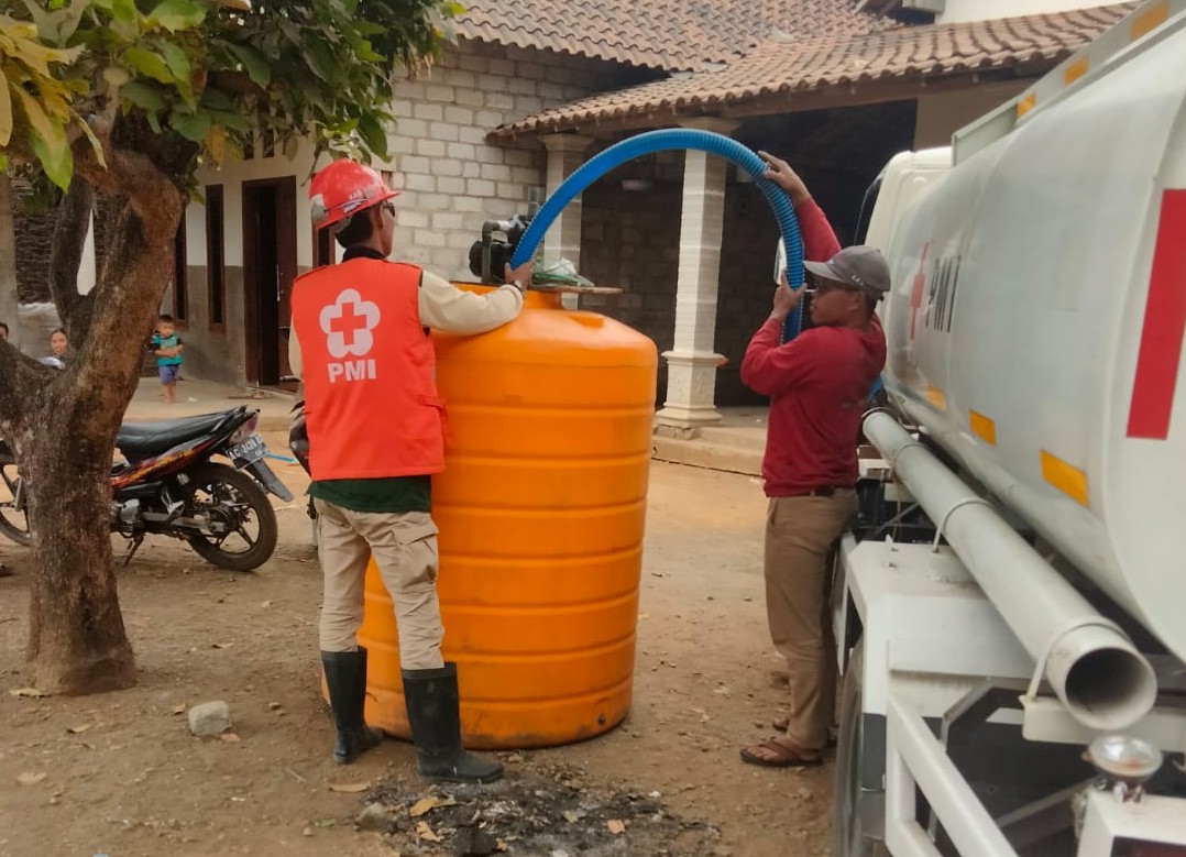 PMI Kabupaten Kediri Salurkan Air Bersih ke Wilayah Rawan Kekeringan di Mojo