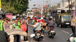 Jumat Berkah Polsek Gurah, Bagikan 350 Nasi Kotak Sambil Ngopi Bareng Ojol