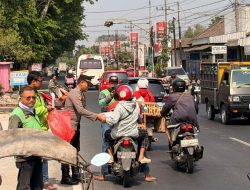 Jumat Berkah Polsek Gurah, Bagikan 350 Nasi Kotak Sambil Ngopi Bareng Ojol