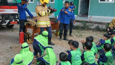 Damkar Kabupaten Kediri Edukasi 130 Siswa TK Al Minhaj Wates Cegah Kebakaran