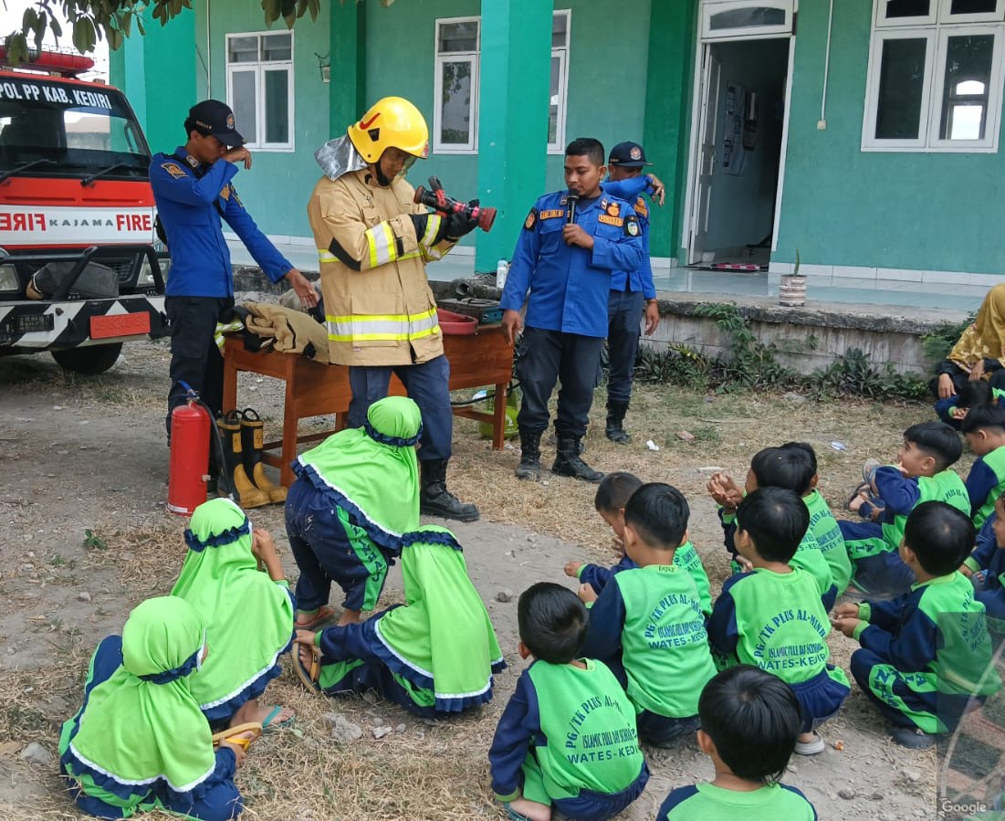 Damkar Kabupaten Kediri Edukasi 130 Siswa TK Al Minhaj Wates Cegah Kebakaran