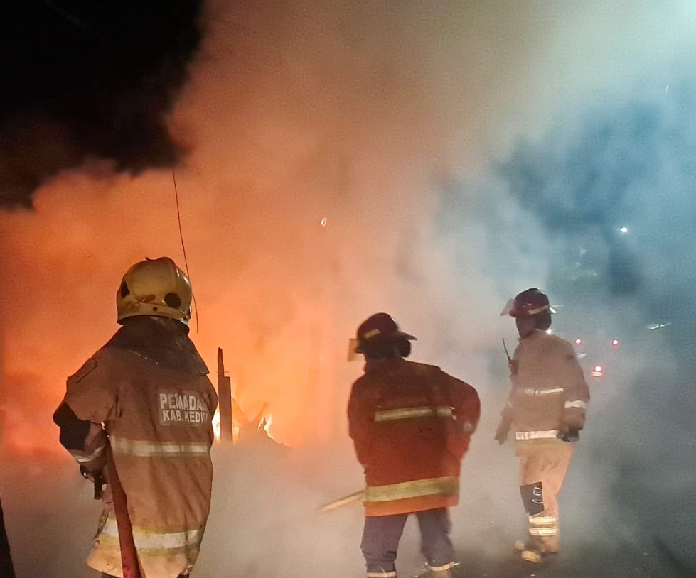 Diduga Dibakar OTK, Gubuk Penyimpanan Kayu di Tegowangi Ludes Terbakar