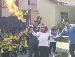 Siswa dan Guru TK Kusuma Mulia Banyakan Belajar Cegah Kebakaran di Pos Damkar Grogol
