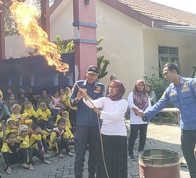 Siswa dan Guru TK Kusuma Mulia Banyakan Belajar Cegah Kebakaran di Pos Damkar Grogol