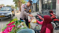 Jumat Berkah, Polsek Kandat Bagikan 100 Paket Sembako kepada Warga