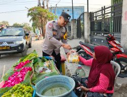 Jumat Berkah, Polsek Kandat Bagikan 100 Paket Sembako kepada Warga
