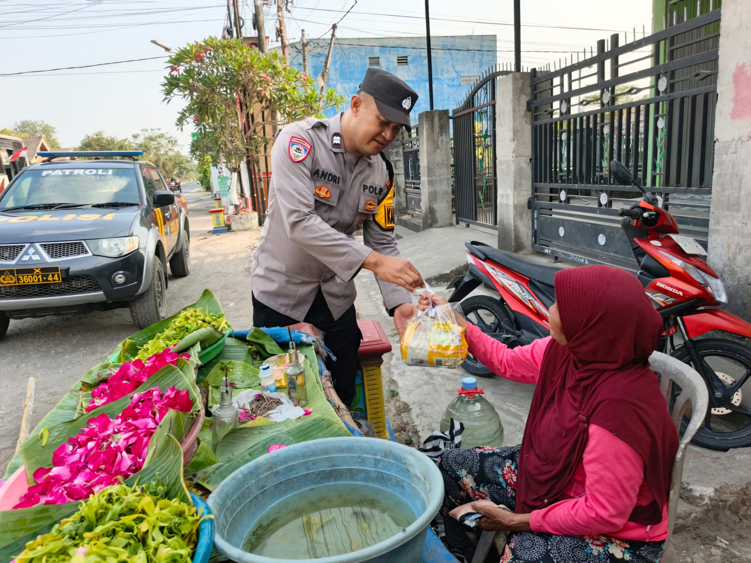 Jumat Berkah, Polsek Kandat Bagikan 100 Paket Sembako kepada Warga