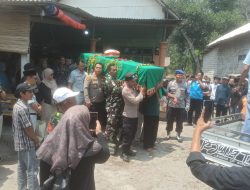 Isak Tangis Sambut Kedatangan Jenazah Warga Deyeng Korban Kapal Virgo Transport 8