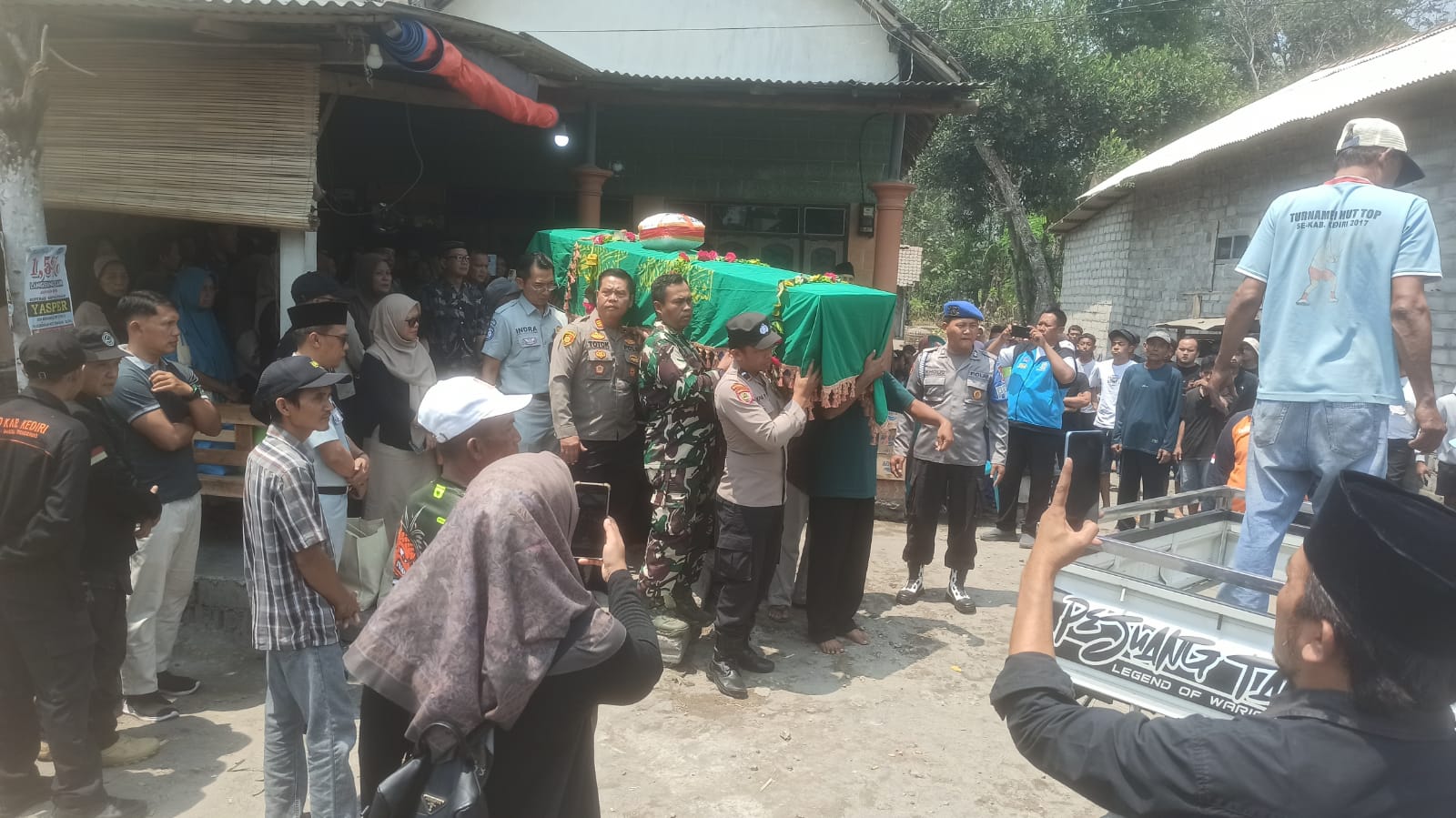 Isak Tangis Sambut Kedatangan Jenazah Warga Deyeng Korban Kapal Virgo Transport 8