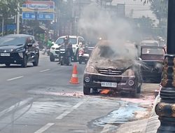 Diduga Konsleting Aki, Mobil Terbakar di Ngasem Kediri, Satu Keluarga Selamat