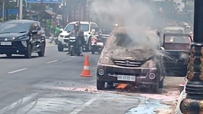 Diduga Konsleting Aki, Mobil Terbakar di Ngasem Kediri, Satu Keluarga Selamat