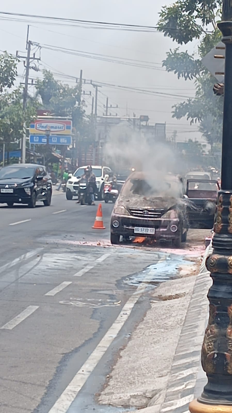 Diduga Konsleting Aki, Mobil Terbakar di Ngasem Kediri, Satu Keluarga Selamat