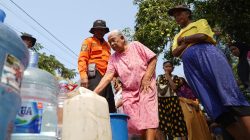Debit Air Menurun, Pemkab Kediri Dropping Air Bersih untuk 500 Warga Desa Surat