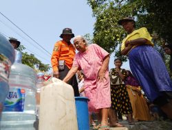 Debit Air Menurun, Pemkab Kediri Dropping Air Bersih untuk 500 Warga Desa Surat