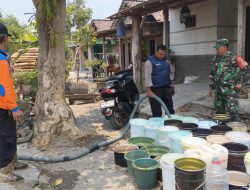 Sumber Mata Air Mengering, Propam Polres Nganjuk Salurkan Bantuan Air Bersih