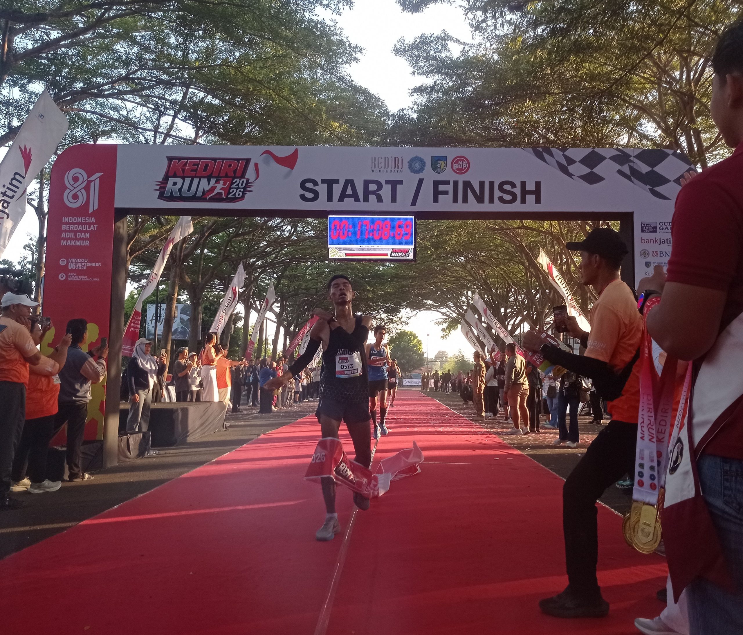 Prajurit Yon Armed 08 Jember Tampil Terdepan dan Juarai Kategori Umum Kediri Run 2026