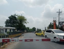 Nekad Terobos Palang Pintu Kereta di Ngadiluwih, Keselamatan Pengemudi Dipertaruhkan