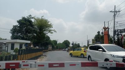 Nekad Terobos Palang Pintu Kereta di Ngadiluwih, Keselamatan Pengemudi Dipertaruhkan